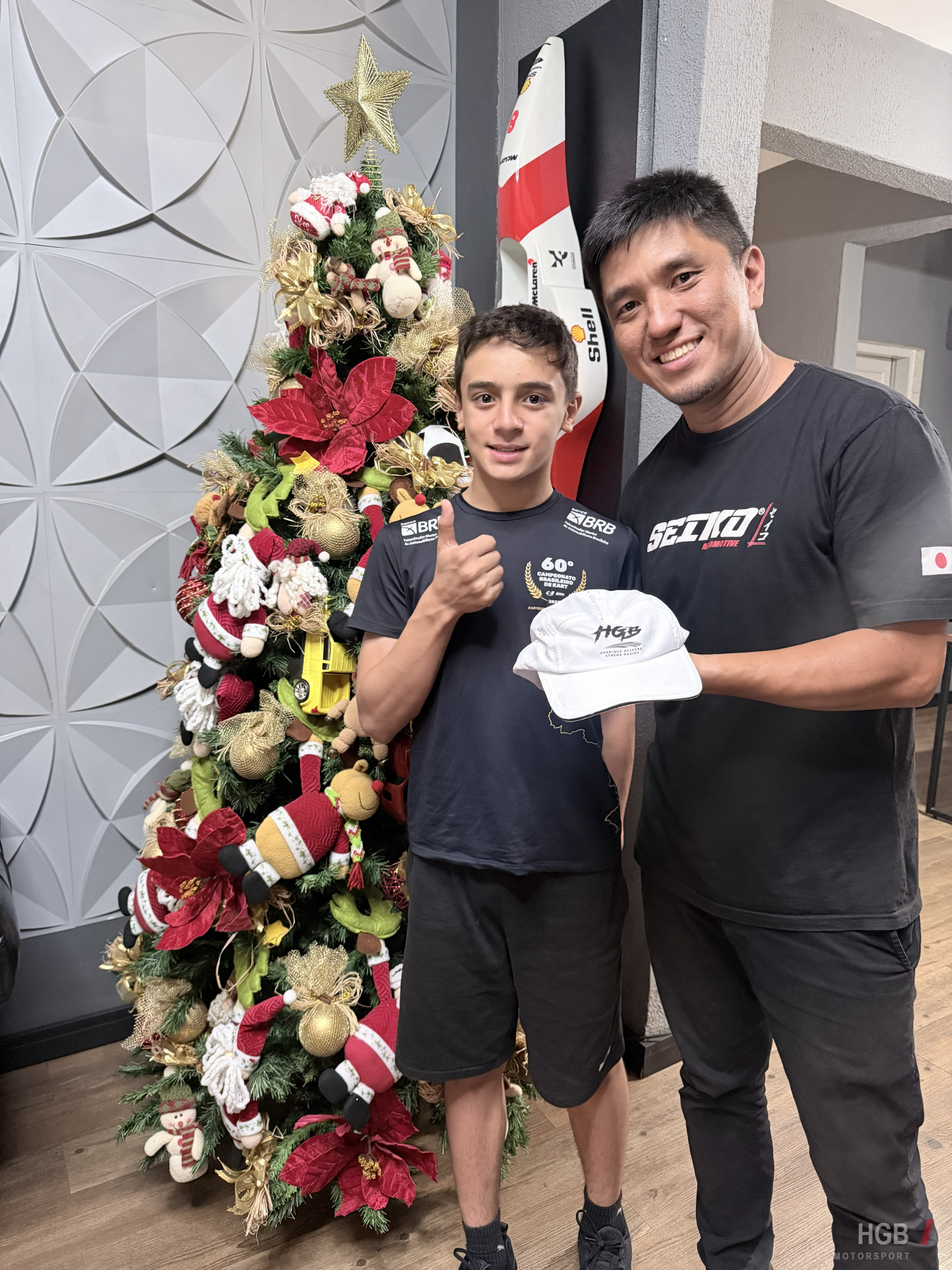 Taniguti, da Seiko Automotive, com Henrique e o boné HGB