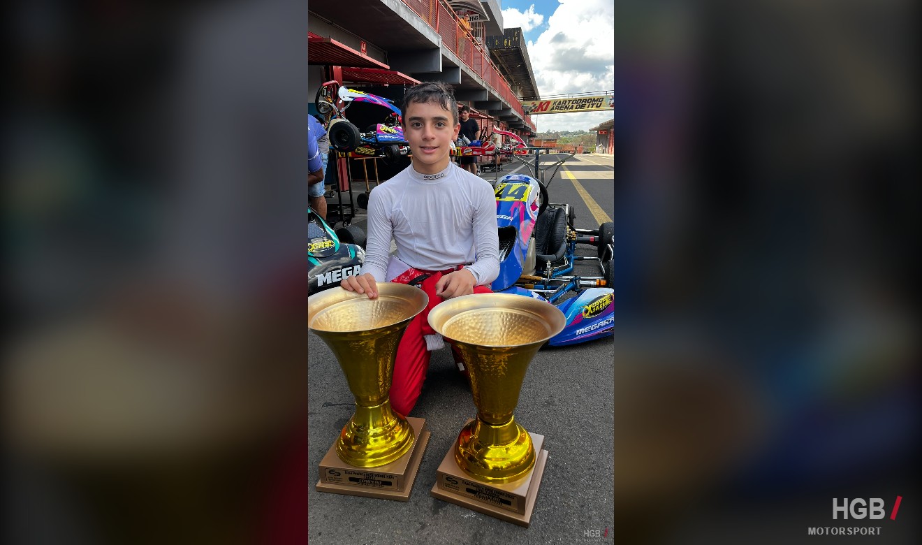 Henrique com os dois troféus de campeão Cadete e Cadete Rookie da Copa Paulista Husqvarna 2025, no Kartódromo Arena de Itu