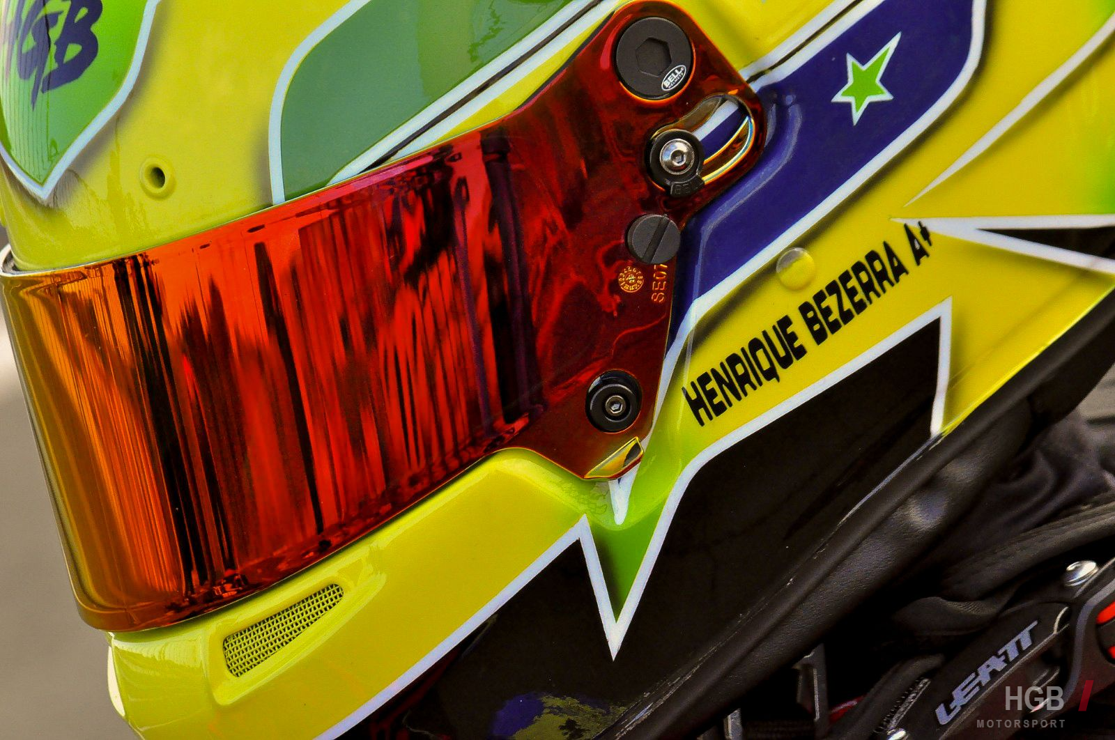 Detalhe do capacete: monograma HGB e o nome do piloto aplicados na lateral