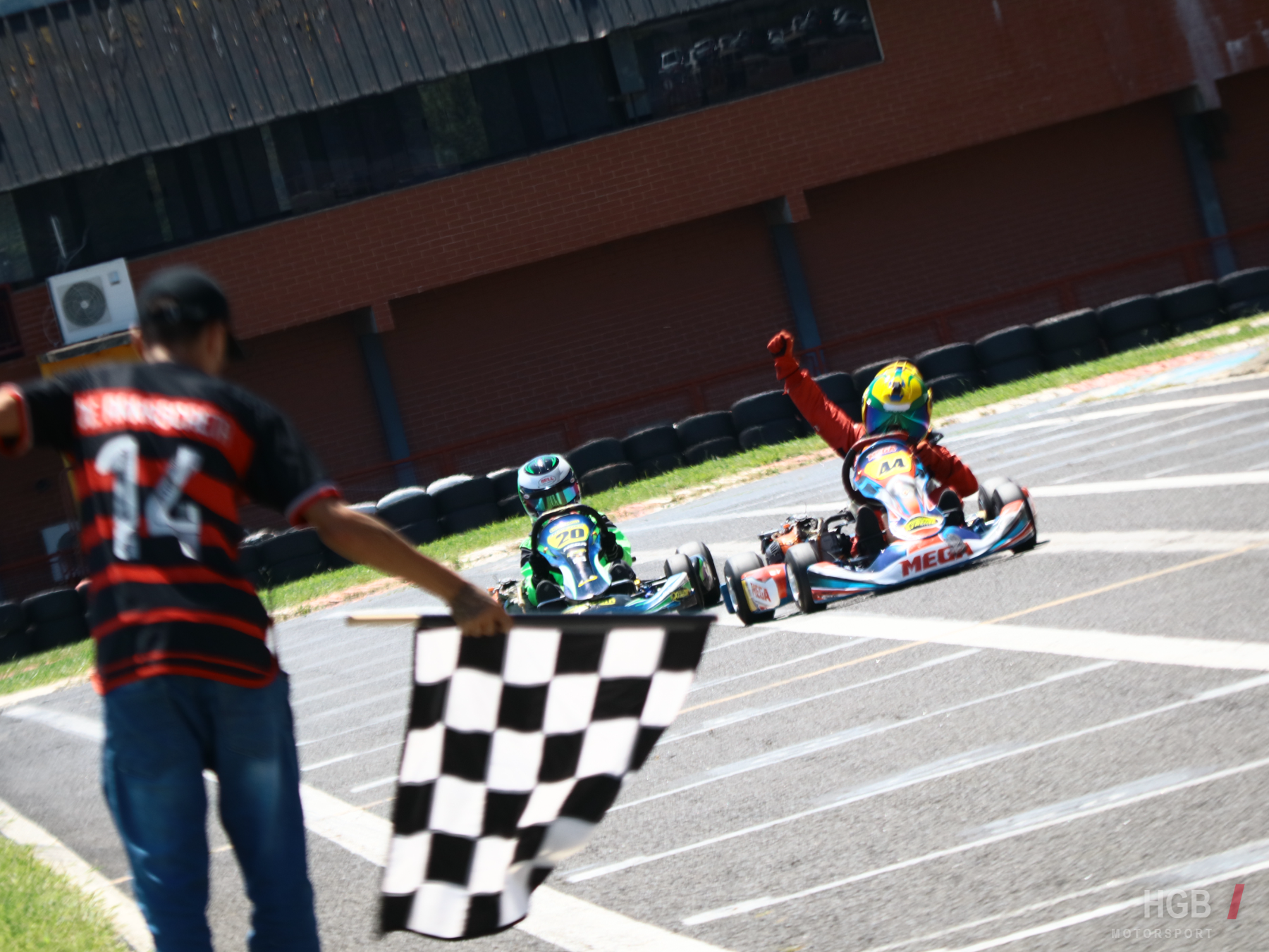 Henrique cruzando a linha de chegada com o punho erguido, categoria Cadete 2025